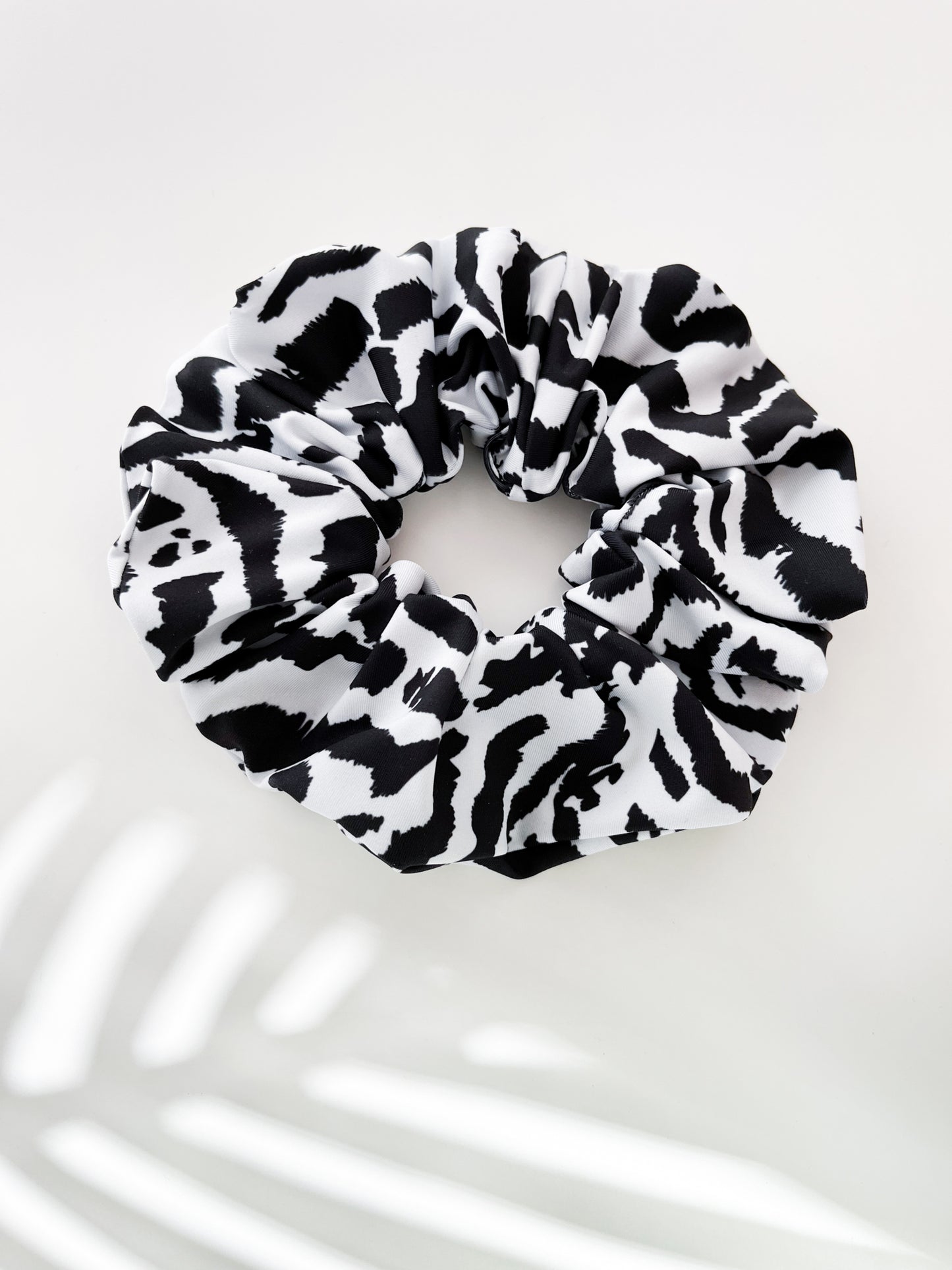 - BLACK OR WHITE - SCRUNCHIE -