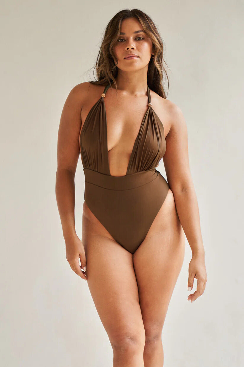 Brązowy jednoczęściowy strój kąpielowy ze złotymi detalami i odsłoniętymi plecami BS Brown Sugar marki Praia Beachwear