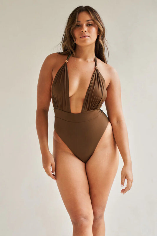Brązowy jednoczęściowy strój kąpielowy ze złotymi detalami i odsłoniętymi plecami BS Brown Sugar marki Praia Beachwear