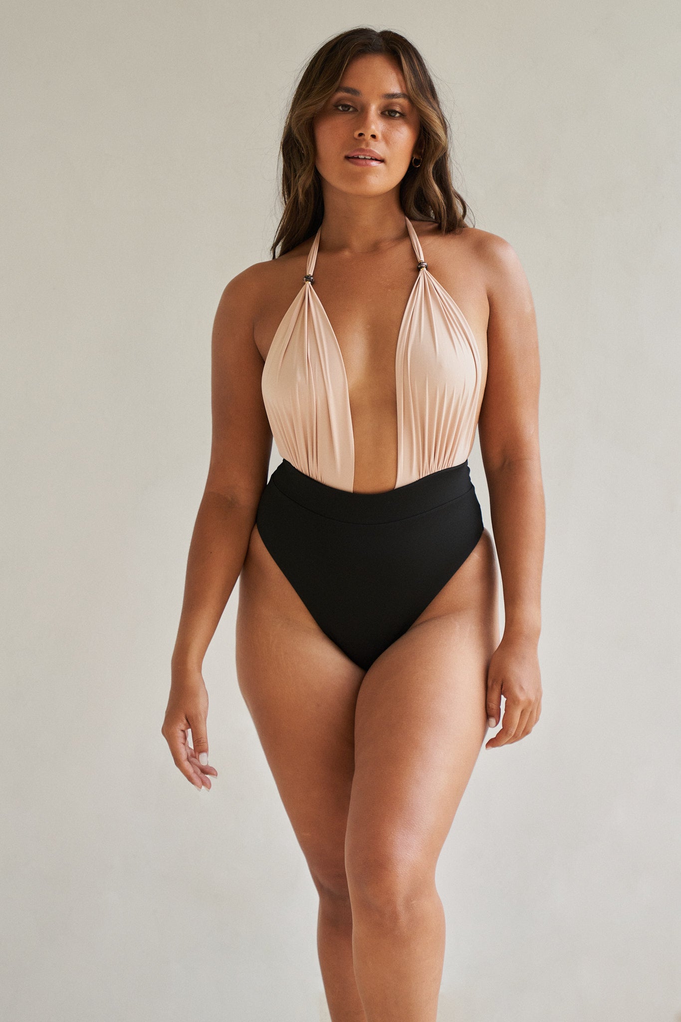 Czarno-kremowy jednoczęściowy kostium kąpielowy z wysokim stanem BS Rhapsody z ozdobnymi koralikami marki Praia Beachwear