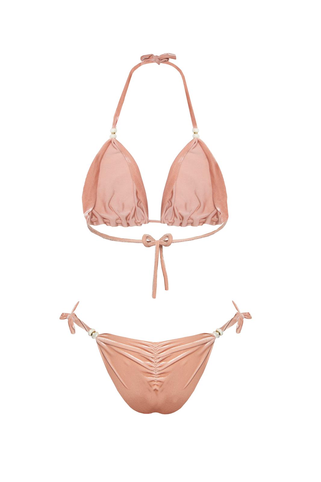 Minimalistyczny różowy kostium kąpielowy dwuczęściowy BB Pink Velvet z błyszczącym wykończeniem marki Praia Beachwear