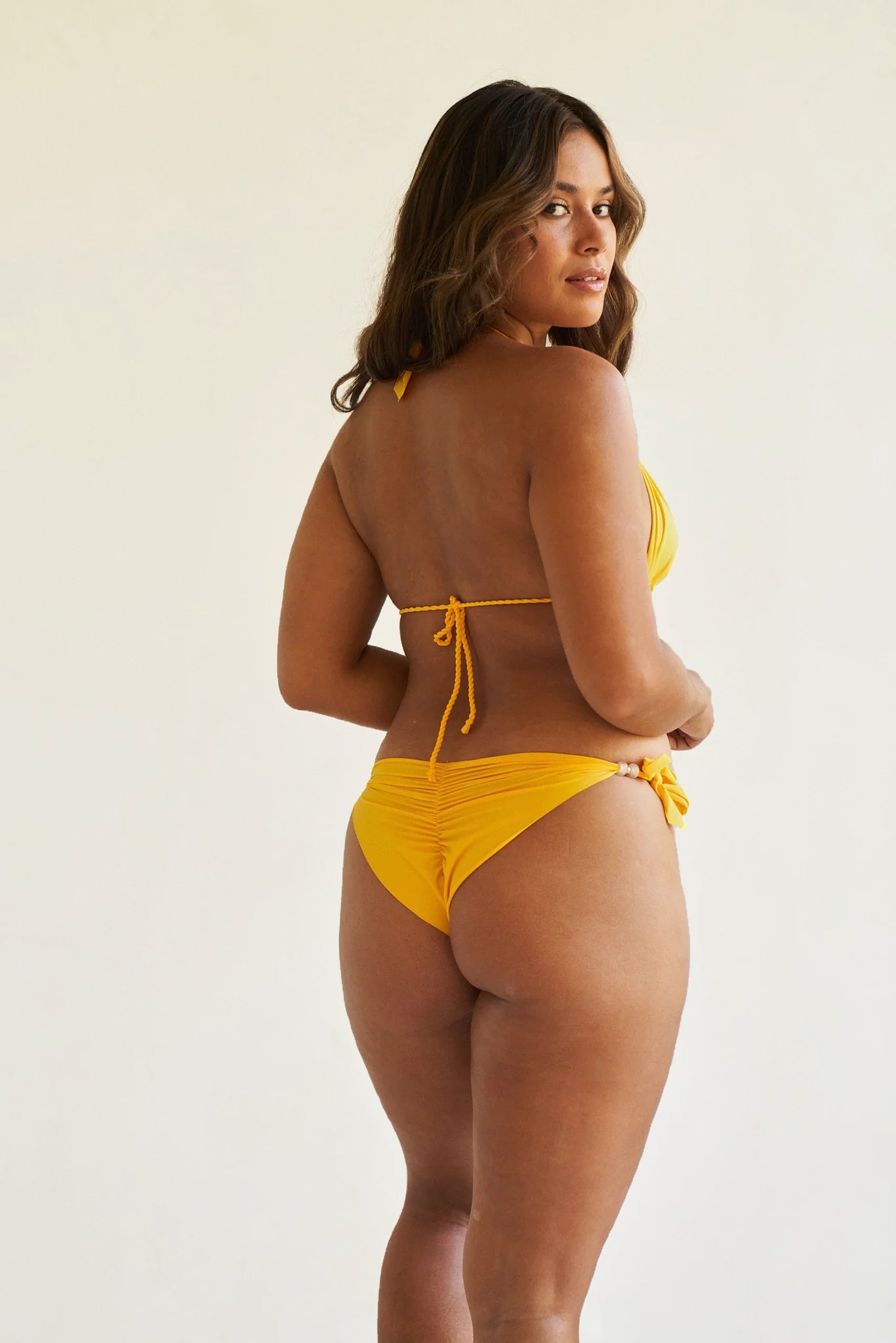 Minimalistyczny żółty kostium kąpielowy dwuczęściowy BB Sunny od polskiej Praia Beachwear